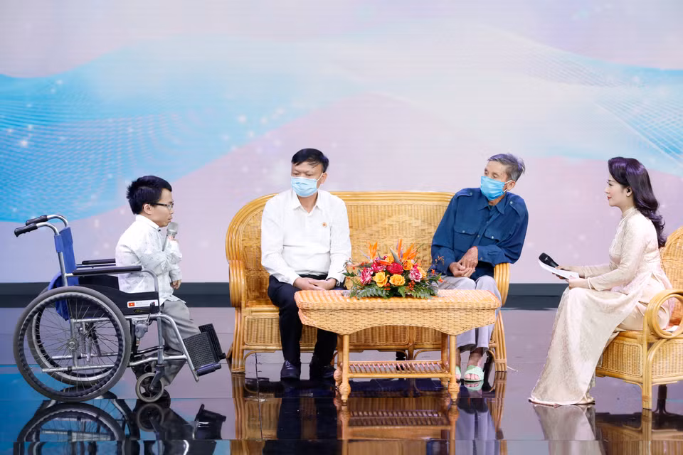 橙毒剂受害者参加“迎难而上渴望”座谈会，积极响应越南橙毒剂/迪奥辛受害者日。图自越通社