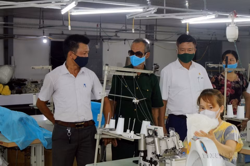 河南省唯先市（县级）的阮文雄先生是第二代二恶英受害者，凭借个体经济发展致富。图自越通社