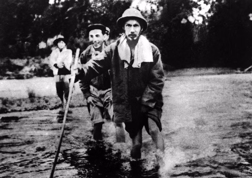 1950年，胡志明主席前往边界战役途中。图自越通社