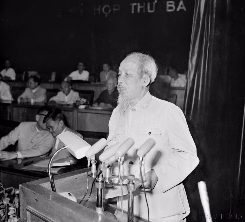 于1965年4月16日举行的第三届国会第三次会议上，胡志明主席发表讲话，号召全国同胞和战士们砥砺前行，打败美国侵略者。图自越通社