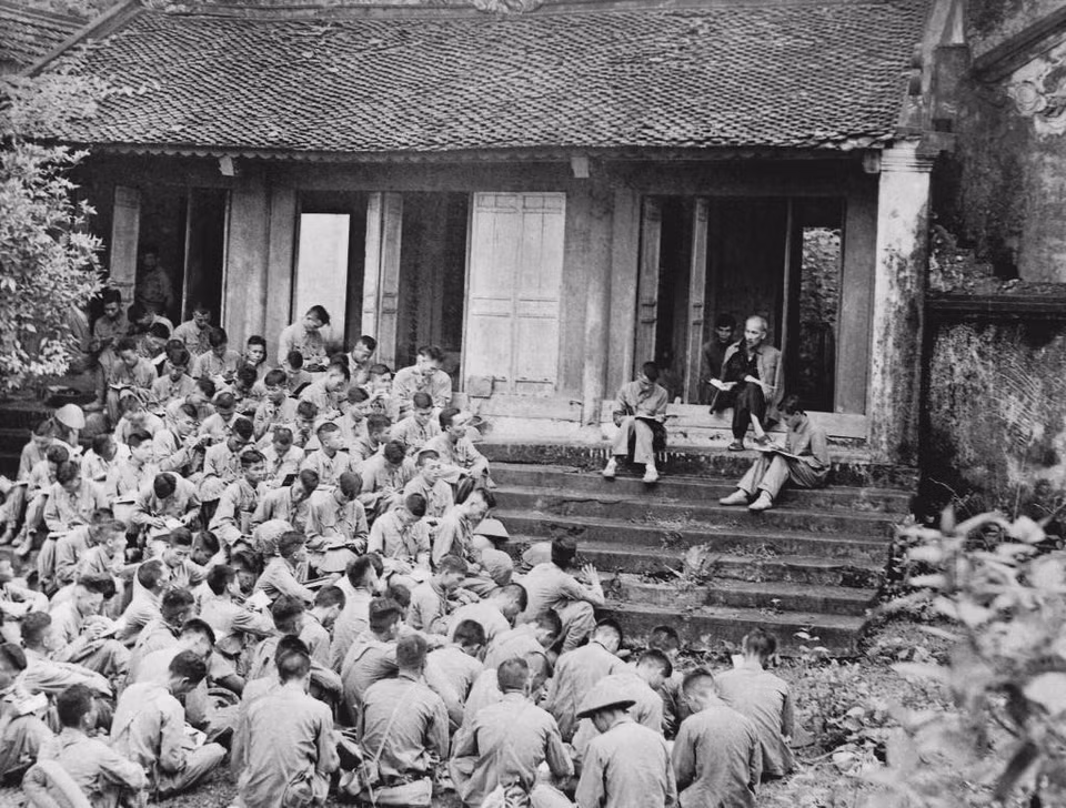 1954年9月19日在雄王庙文化历史遗迹群中的井庙遗迹，胡伯伯与308团干部战士交流。图自越通社