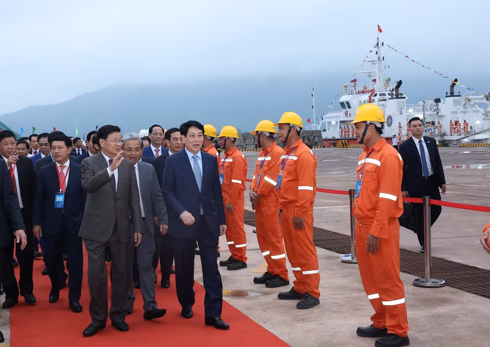 vna-potal-chu-tich-nuoc-luong-cuong-va-tong-bi-thu-chu-tich-nuoc-lao-du-le-khanh-thanh-ben-so-3-cang-quoc-te-lao-viet-8001632.jpg