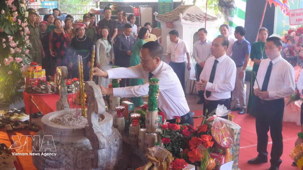 vnanet_potal-le-hoi-den-doi-co-cam-duong-nam-2026-9104914-3.jpg