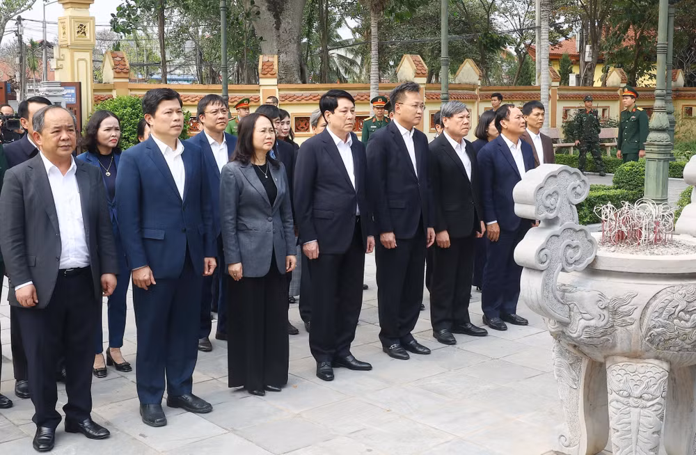 vna-potal-chu-tich-nuoc-dang-huong-tai-khu-luu-niem-tong-bi-thu-nguyen-van-linh-o-hung-yen-7921552.jpg