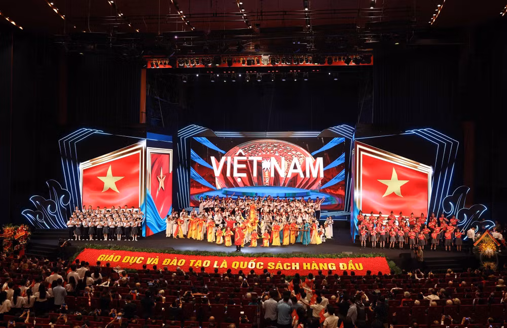 vna-potal-tong-bi-thu-to-lam-cac-dong-chi-lanh-dao-nguyen-lanh-dao-dang-nha-nuoc-du-le-ky-niem-80-nam-truyen-thong-nganh-giao-duc-8257598.jpg