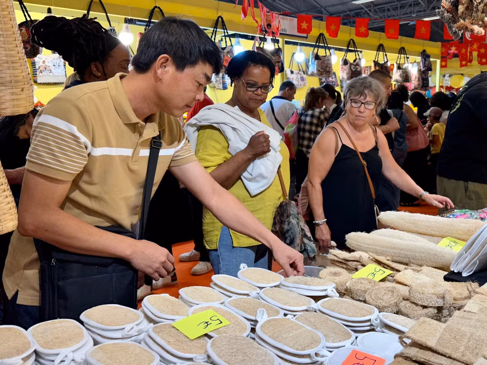 vna-potal-viet-nam-mang-san-pham-than-thien-moi-truong-toi-hoi-cho-paris-8010967.jpg