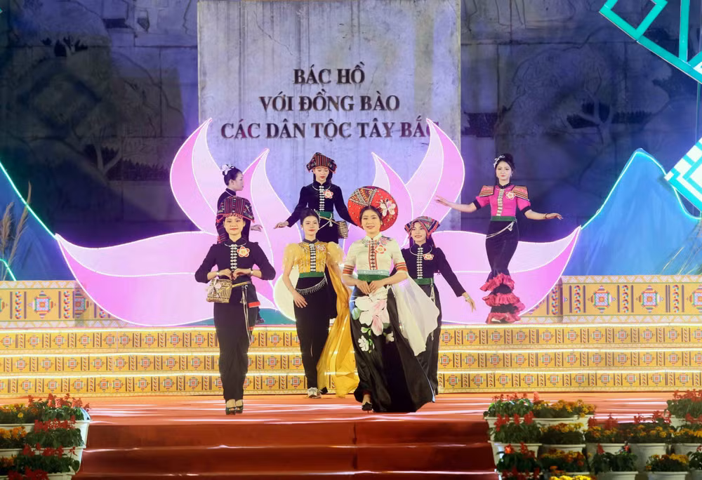 vna-potal-tung-bung-khai-mac-le-hoi-hoa-ban-thanh-pho-son-la-nam-2025-7915151.jpg