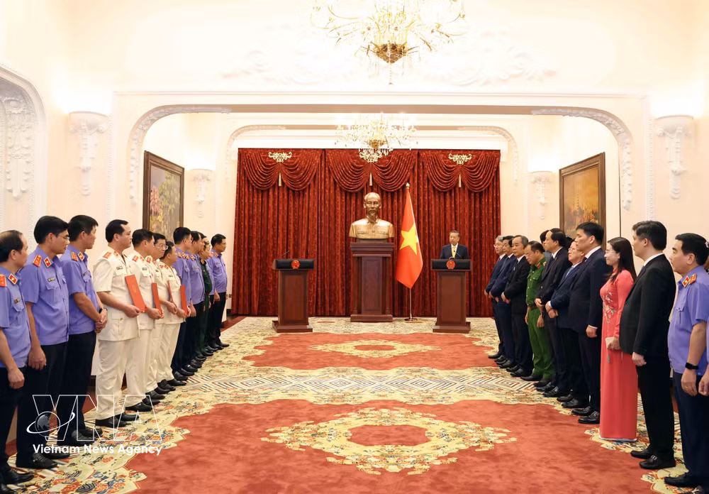 vnanet-potal-tong-bi-thu-chu-tich-nuoc-to-lam-trao-quyet-dinh-bo-nhiem-chuc-danh-kiem-sat-vien-vksnd-toi-cao-8978646.jpg