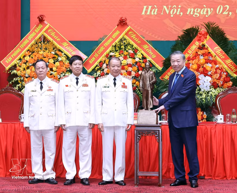 越共中央总书记、国家主席苏林向越南人民公安退休人员协会赠送胡志明主席塑像。图自越通社