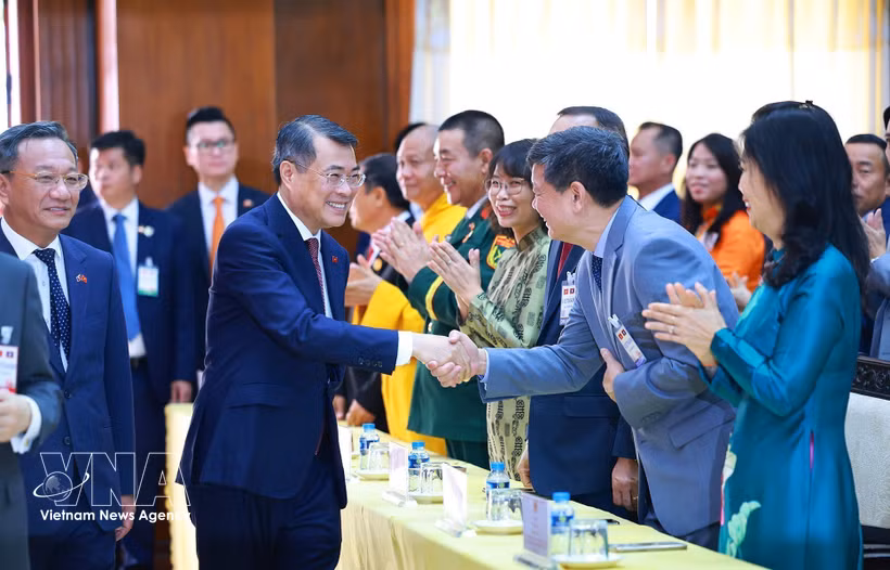 越南政府总理黎明兴会见驻老挝大使馆工作人员、各代表机构、社团及侨胞代表。图自越通社