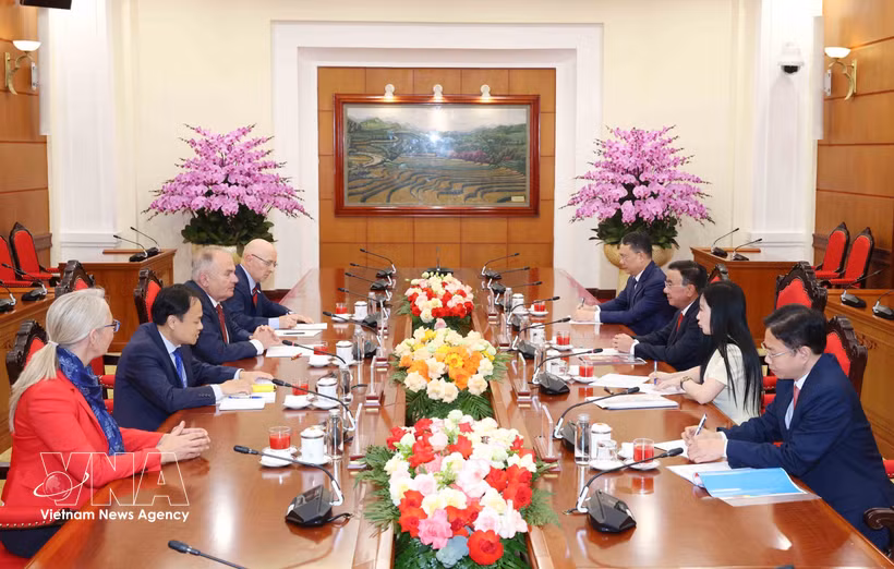 越共中央书记处常务书记陈锦秀会见匈牙利工人党代表团。图自越通社