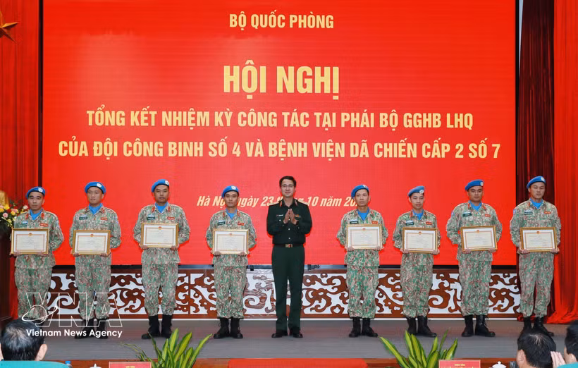 越南维和局局长范孟胜少将向参加联合国维和行动的集体和个人颁发总参谋部奖状。图自越通社