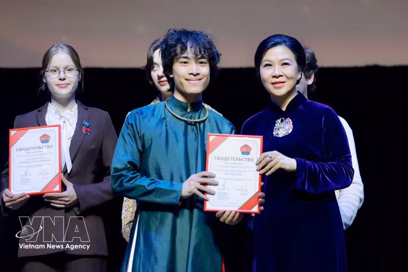 越共中央总书记、国家主席苏林夫人吴芳璃向成绩优异的学生颁奖。图自越通社