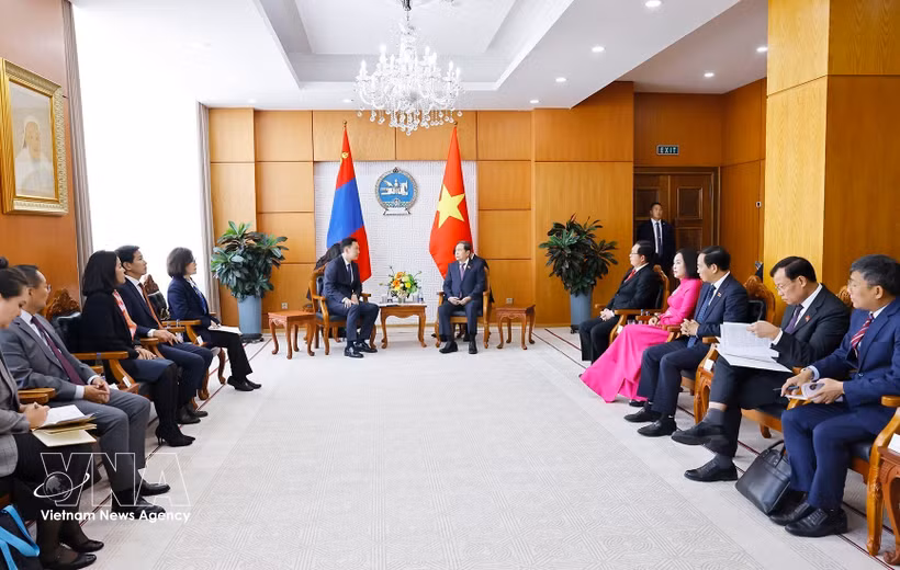 越南国会主席陈青敏会见蒙古国总理尼亚木奥斯尔·乌其尔勒。图自越通社