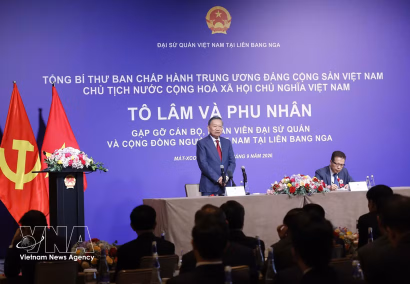 越共中央总书记、国家主席苏林会见越南驻俄罗斯大使馆工作人员及旅俄越南人代表。图自越通社