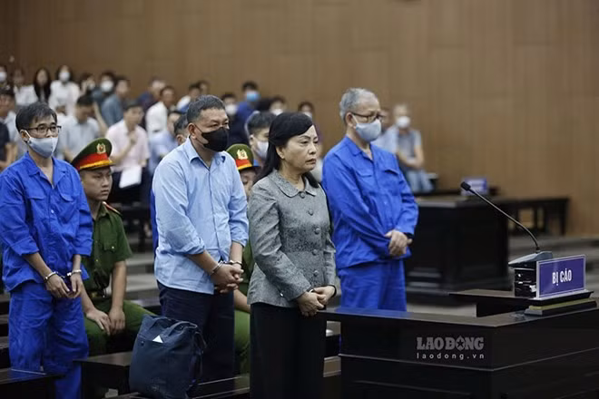 前卫生部长阮氏金进及各位被告在5月底举行的庭审现场。图自《劳动报》