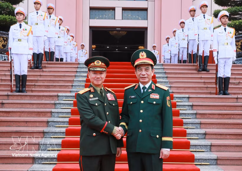 越共中央政治局委员、政府副总理、国防部长潘文江大将（右）在河内主持仪式，欢迎坎良·乌塔凯松大将一行。图自越通社