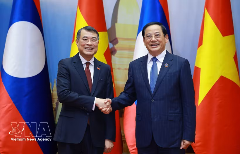 越南政府总理黎明兴与老挝国会主席宋赛·西潘敦。图自越通社