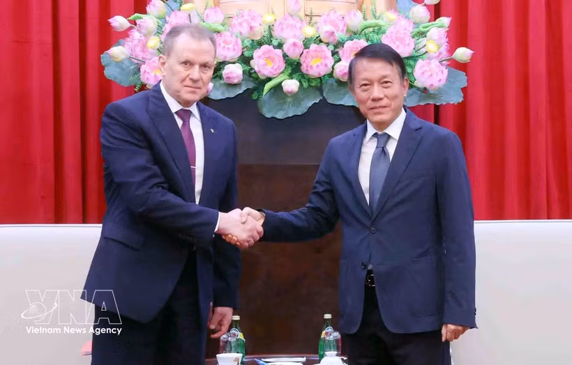越共中央政治局委员、公安部长梁三光大将与俄罗斯联邦处罚执行局局长阿尔卡季·亚历山德罗维奇·戈斯捷夫大将。图自越通社