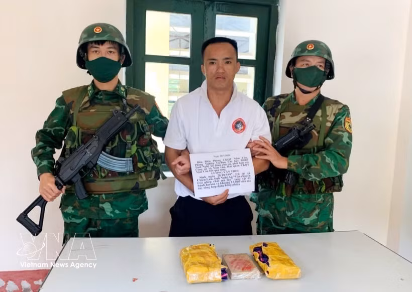 被警方逮捕的犯罪嫌疑人梁文绥（左二）。图自越通社