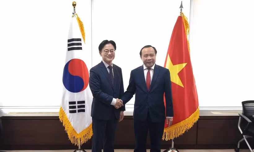 9月30日上午在首尔，武海君部长（右）会见韩国贸易、工业和资源部长金正官。图自vnexpress