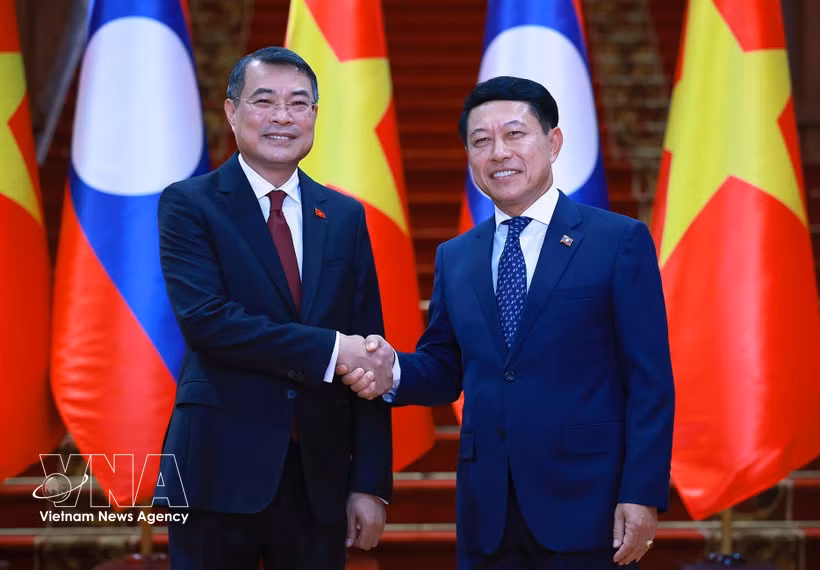 越南政府总理黎明兴与老挝政府总理沙伦赛·贡玛西。图自越通社