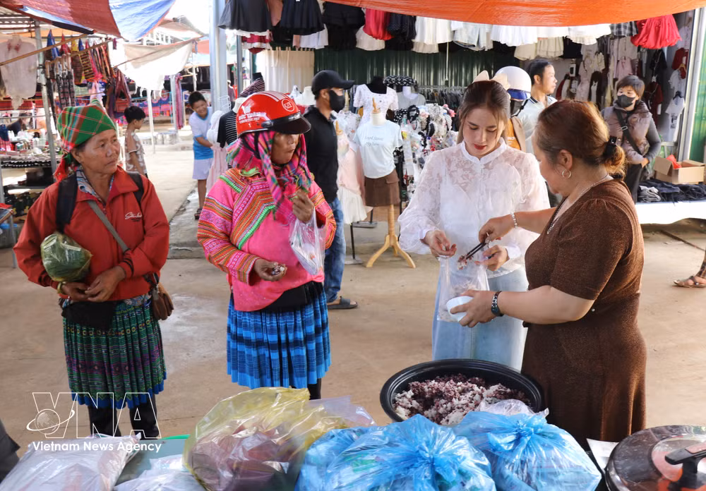 vnanet-potal-lam-dong-cho-phien-dak-rmang-luu-giu-ban-sac-van-hoa-dong-bao-mong-8816477.jpg