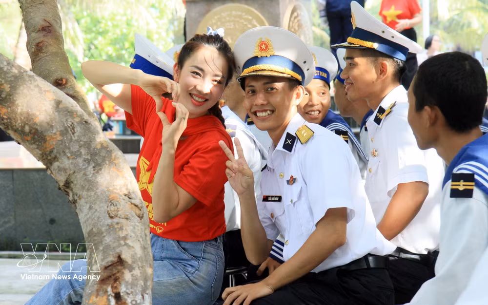 vnanet-potal-doan-cong-tac-tinh-ninh-binh-tham-dong-vien-quan-va-dan-dac-khu-truong-sa-8902135.jpg