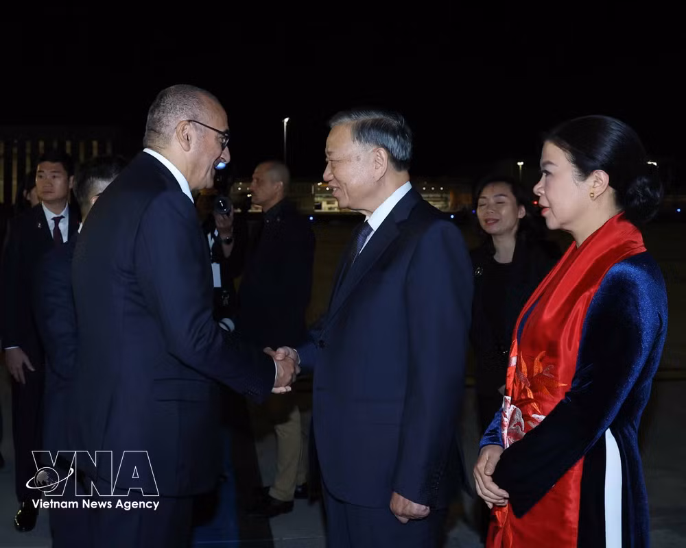 vnanet_potal-tong-bi-thu-chu-tich-nuoc-to-lam-va-phu-nhan-bat-dau-chuyen-tham-chinh-thuc-cong-hoa-phap-va-du-hoi-nghi-thuong-dinh-khong-gian-vu-tru-9014620.jpg