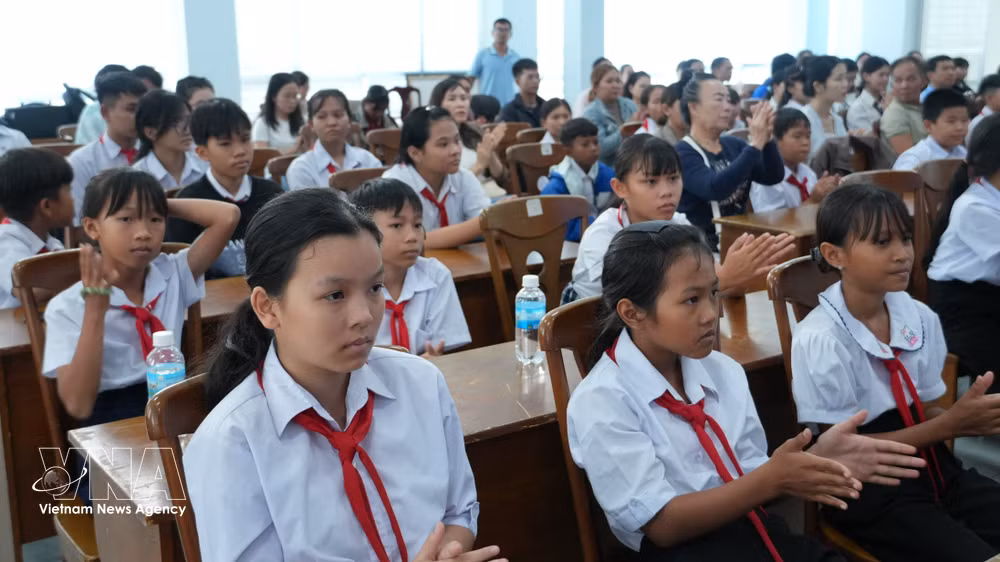 vnanet_potal-khanh-hoa-trao-130-suat-hoc-bong-cho-hoc-sinh-bien-dao-9044382.jpg