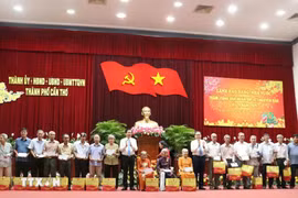 陈青敏主席春节前夕走访慰问芹苴市各机关单位和优抚对象