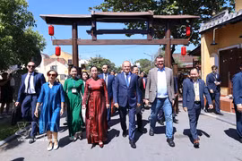 波兰总理唐纳德·图斯克访问会安古镇 民众表示热烈欢迎