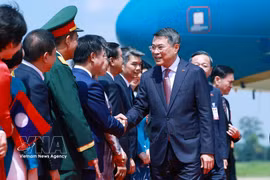 黎明兴总理抵达首都万象 开始对老挝进行正式访问
