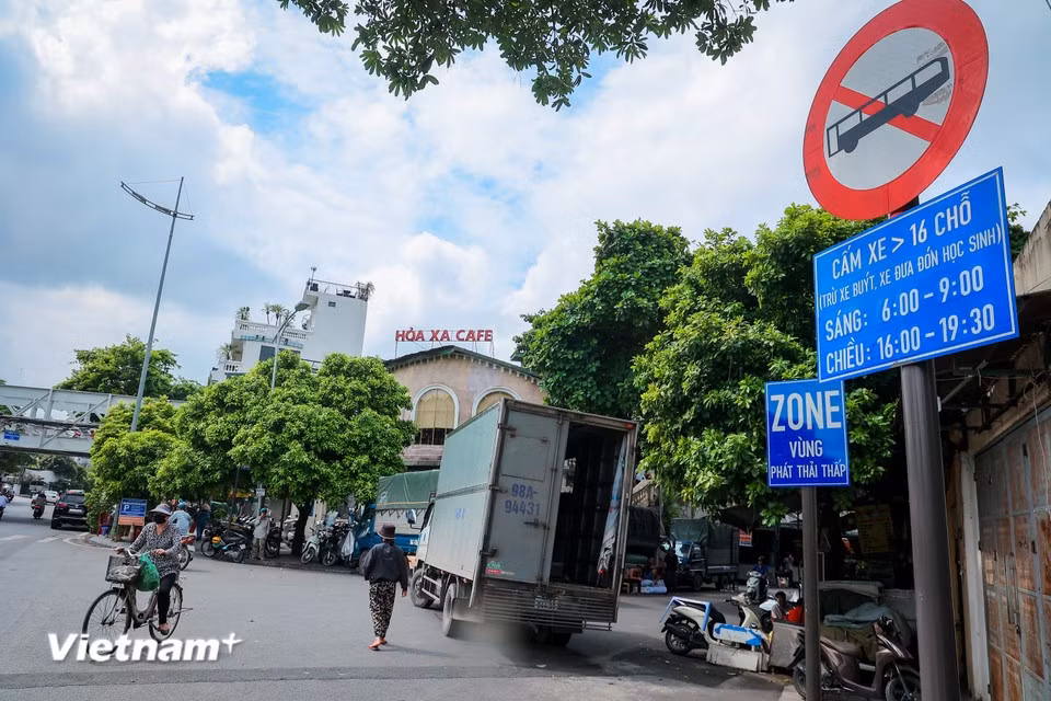 第二区包括老城区及还剑湖周边地区，边界由长诗街、染匠（Thợ Nhuộm）街、行棉街、冯兴街、潘廷逢街、行豆街、陈日燏街、陈光凯街、长钱街和行盘街等道路构成。（图自Vietnam+）