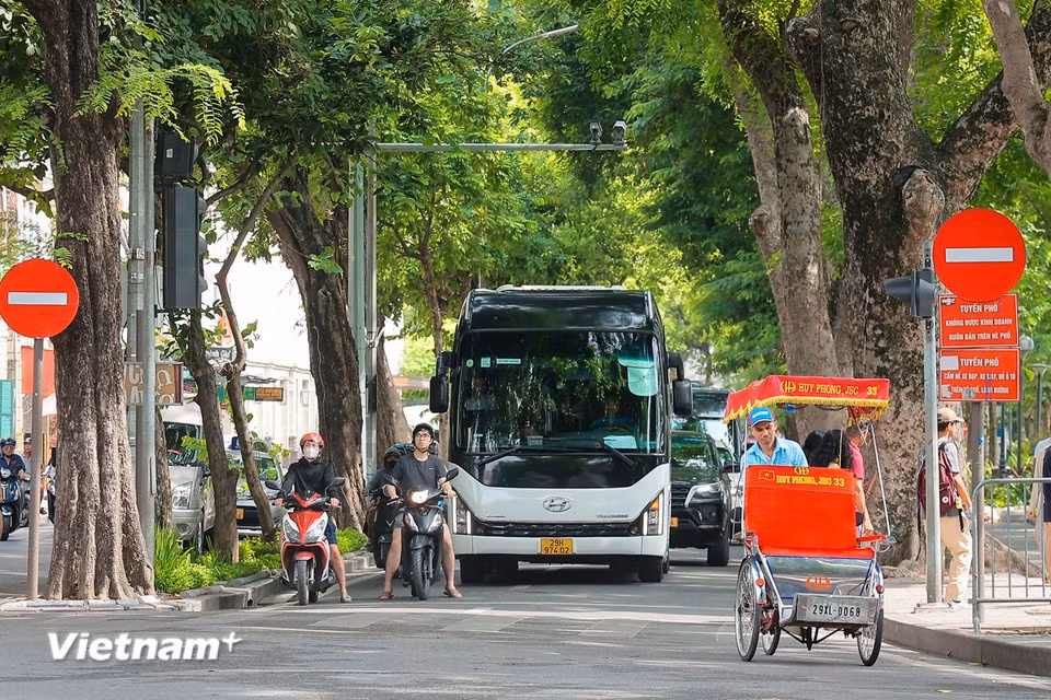 16座以上客车（公交车和学生接送车除外）每天6时至9时以及16时至19时30分禁止通行。这些车辆在同一时段也不得在环绕该区域的道路上停靠、停车，以减轻交通压力。（图自Vietnam+）