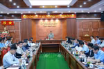 越南政府总理范明政与得乐、庆和、林同、嘉莱等中南部地区四省就近期洪涝灾害应对及灾后恢复重建工作举行会议。图自越通社