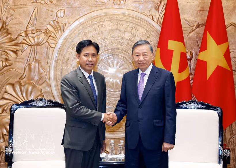 越共中央总书记、国家主席苏林会见老挝最高人民法院院长潘维·西布阿里法。图自越通社