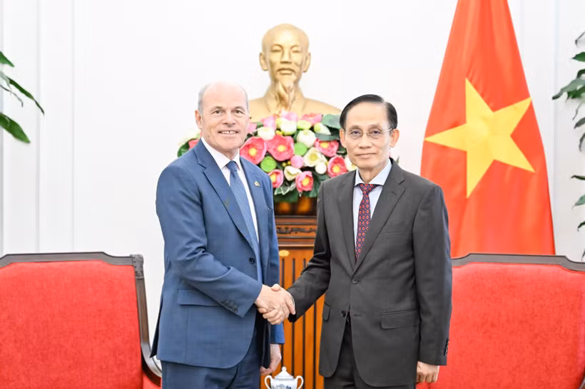 越南外交部长黎怀忠会见加拿大驻越大使詹姆斯·尼克尔。外交部供图