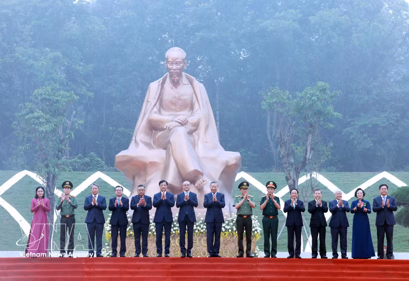 越共中央总书记、国家主席苏林和各位代表出席“胡志明主席与祖国山河盛会”塑像落成仪式。图自越通社