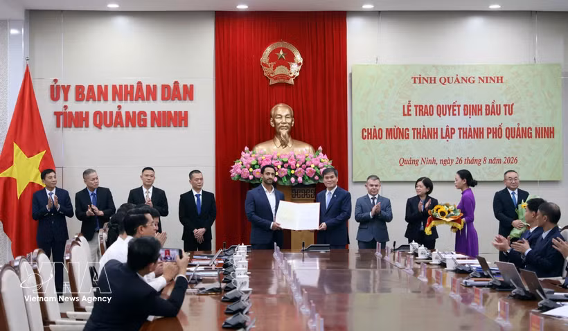 2026年8月26日，广宁省人民委员会向16个项目颁发投资决定，投资总额约为16.075万亿越盾。图自越通社 