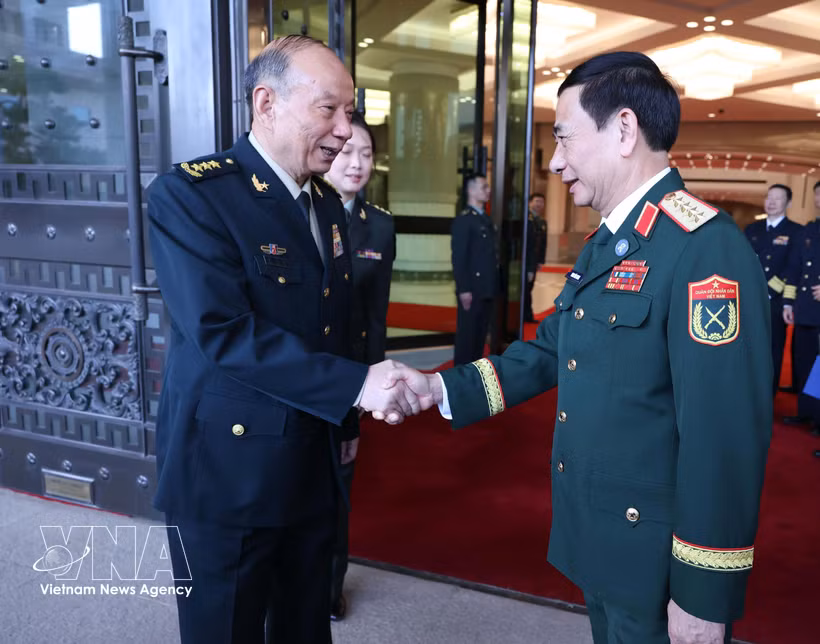 越共中央政治局委员、政府副总理、国防部长潘文江大将会见中共中央军事委员会副主席张升民上将。图自越通社