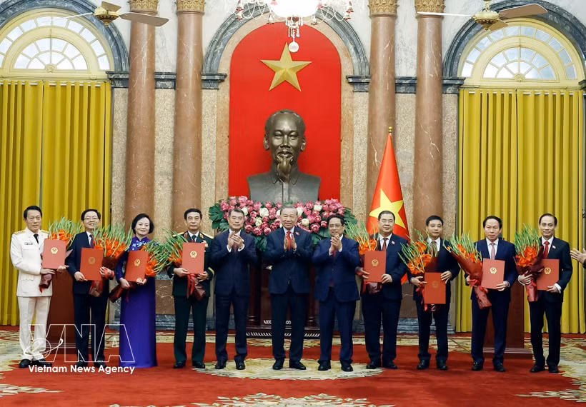 越共中央总书记、国家主席苏林向政府副总理、公安部长和外交部长颁发任命决定。图自越通社