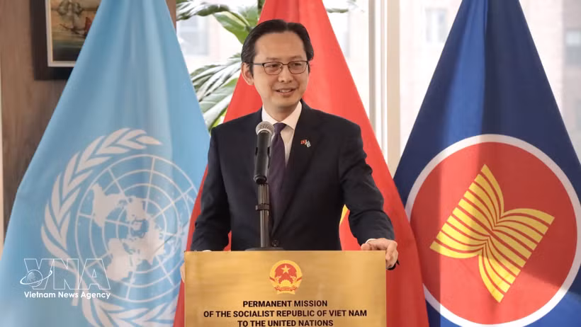 越南常驻联合国代表团团长杜雄越大使在纪念典礼上致辞。图自越通社