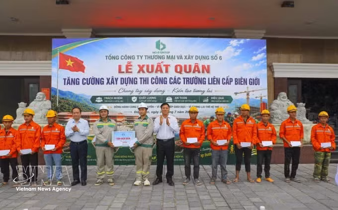 奠边省与奠边省六号贸易与建设总公司领导向即将出征参与支援那布九年一贯制寄宿学校建设的工程师和工人赠送慰问品。图自越通社