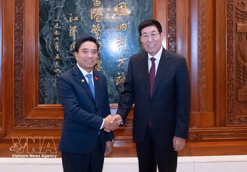 越中友好议员小组主席阮尹英会见中越友好议员小组主席巴音朝鲁