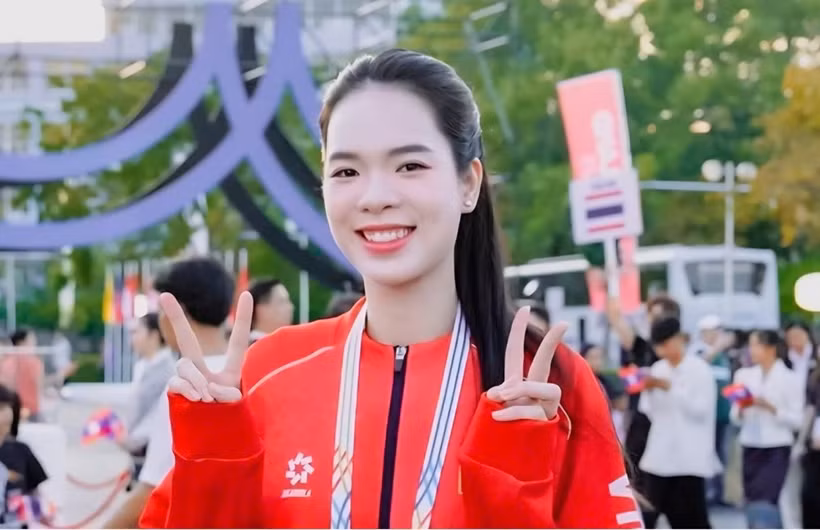 对于黎青翠而言，这是她连续第二次在一项大型体育赛事上担任旗手。越南排球协会供图