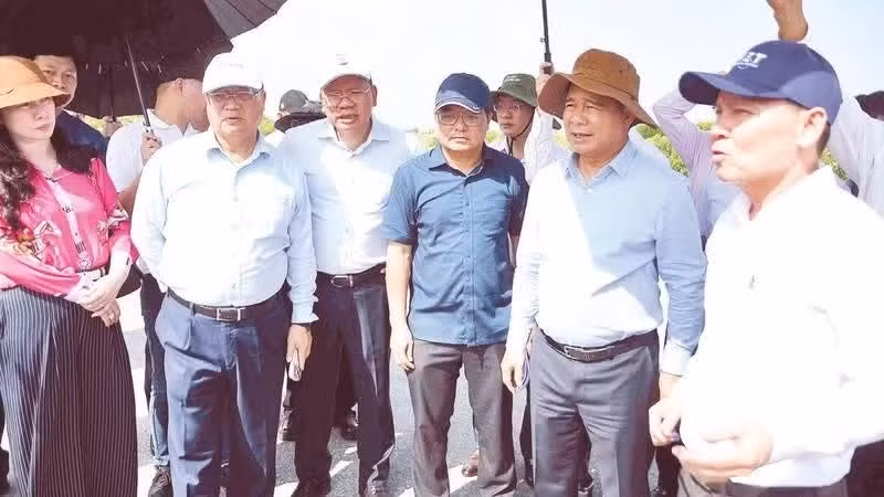 胡志明市人民委员会主席阮文得听取关于隆山液化天然气发电厂项目的报告。图自《人民报》