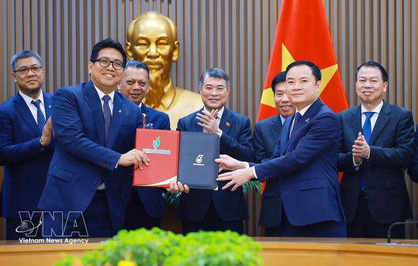 黎明兴总理见证PETRONAS与Petrovietnam之间《战略联盟协议》交换仪式。图自越通社