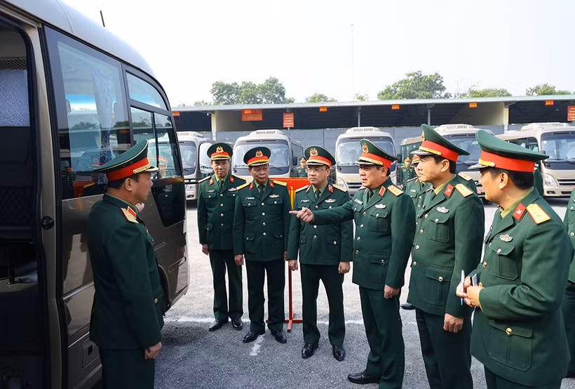 黎辉永上将在后勤—技术总局摩托车—运输局第971旅检查代表接送准备工作。图自越通社