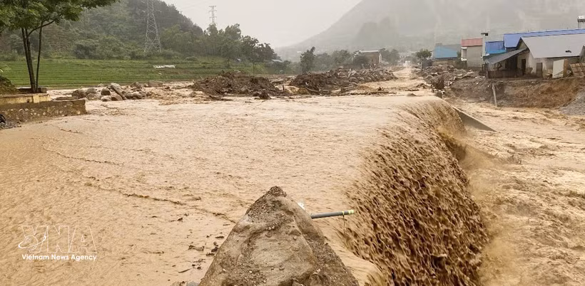 32号国道经过芒炭乡路段发生山体滑坡，导致车辆无法通行。图自越通社